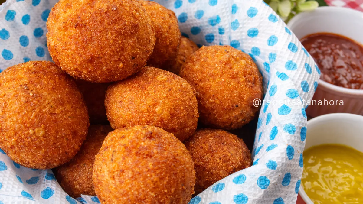 bolinhas de queijo crocantes com queijo derretido por dentro