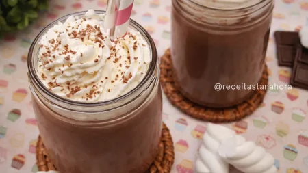 Chocolate quente com leite condensado cremoso