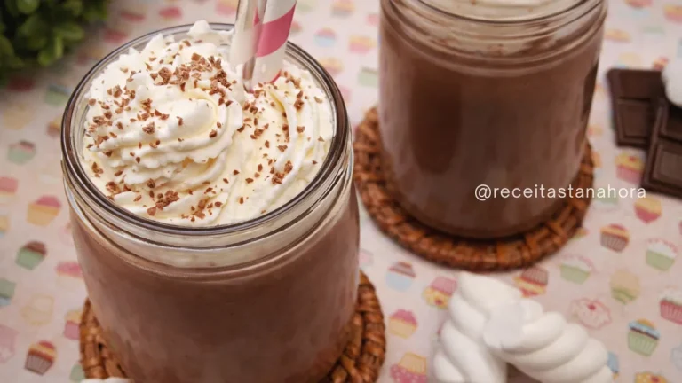 chocolate quente com leite condensado cremoso e chantilly
