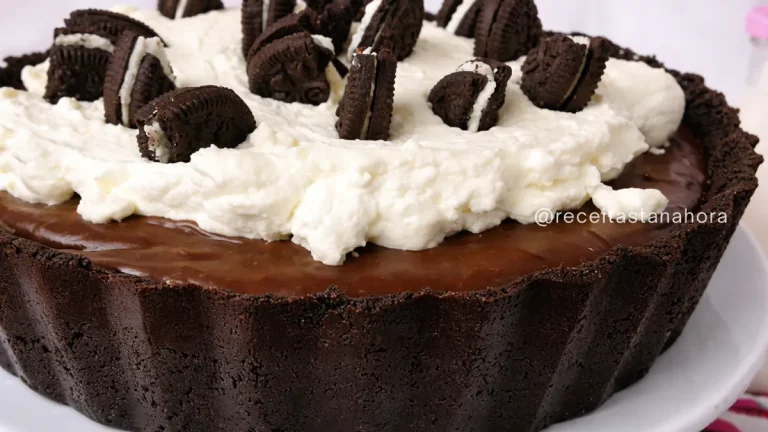 torta de oreo com brigadeiro e chantilly decorada com pedaços de biscoito
