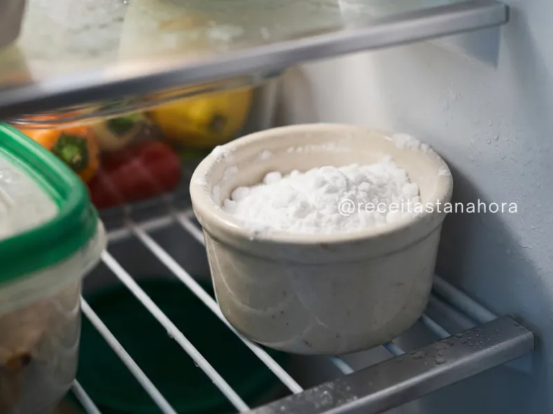 tigela com bicarbonato dentro da geladeira para eliminar mau cheiro