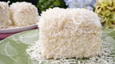 Bolo gelado de coco recheado molhadinho e cheio de sabor