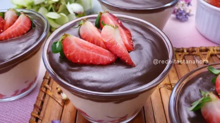 Bombom de morango no copinho: Receita cremosa e fácil de fazer