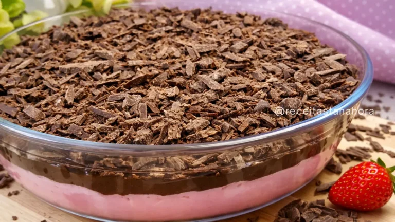 doce tentação gelado de morango com ganache de chocolate