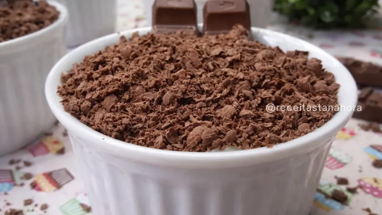 escondidinho de kinder chocolate em potinhos com camadas cremosas