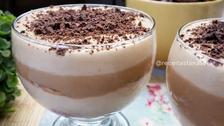 pavê de doce de leite com chantilly em camadas servido em taça
