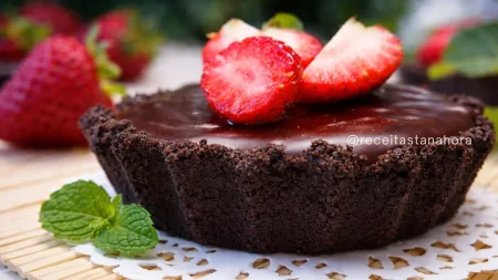 Torta de Nutella com morango e base de biscoito