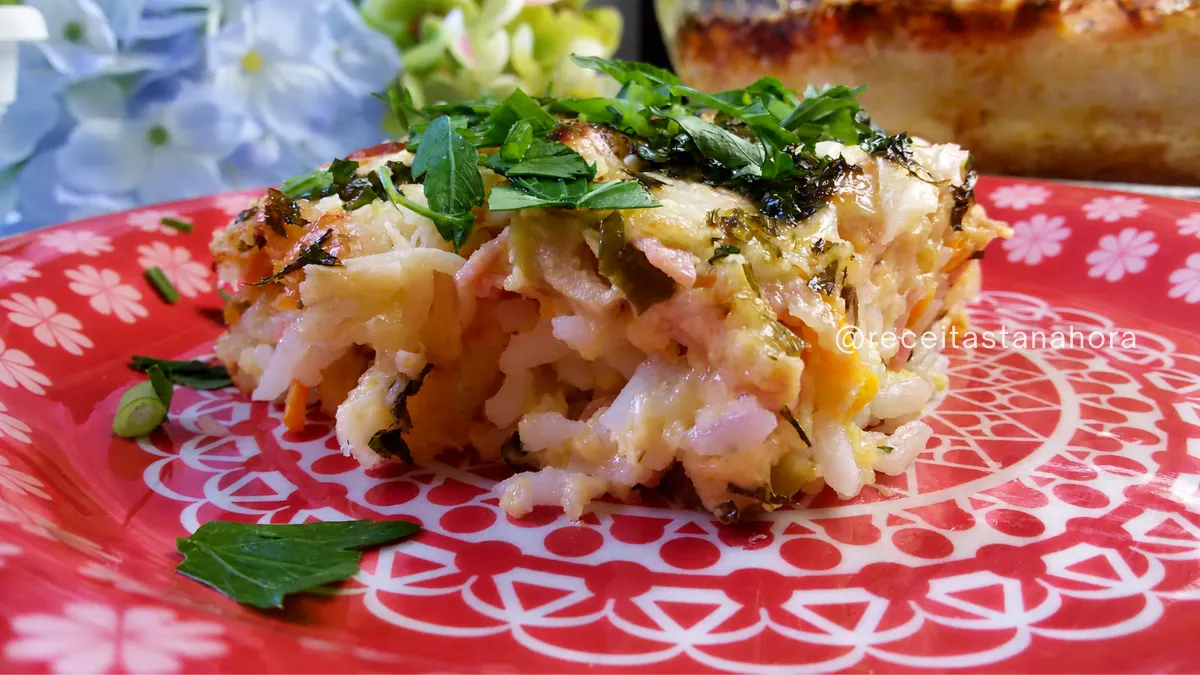 arroz de forno cremoso gratinado com queijo e presunto