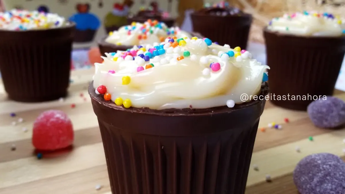 copinho de chocolate recheado com brigadeiro decorado com confeitos