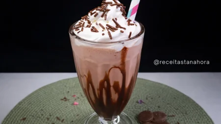Milk shake de chocolate cremoso e fácil de fazer em casa