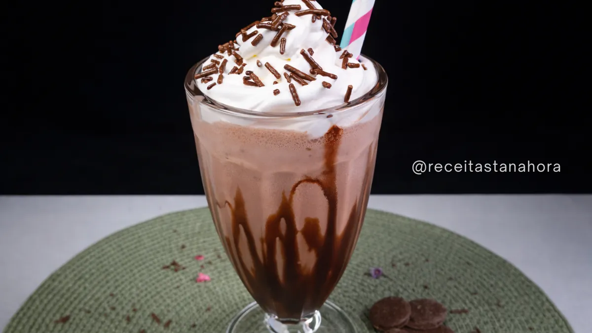 milk shake de chocolate cremoso servido em taça com chantilly