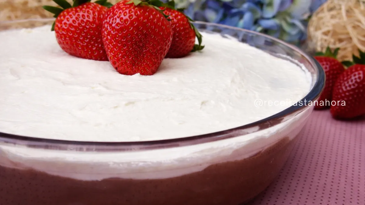 sobremesa de morango com chocolate cremosa em refratário com chantilly