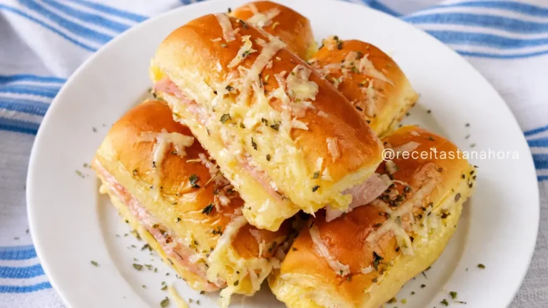 mini misto quente de bisnaguinha com queijo derretido e presunto