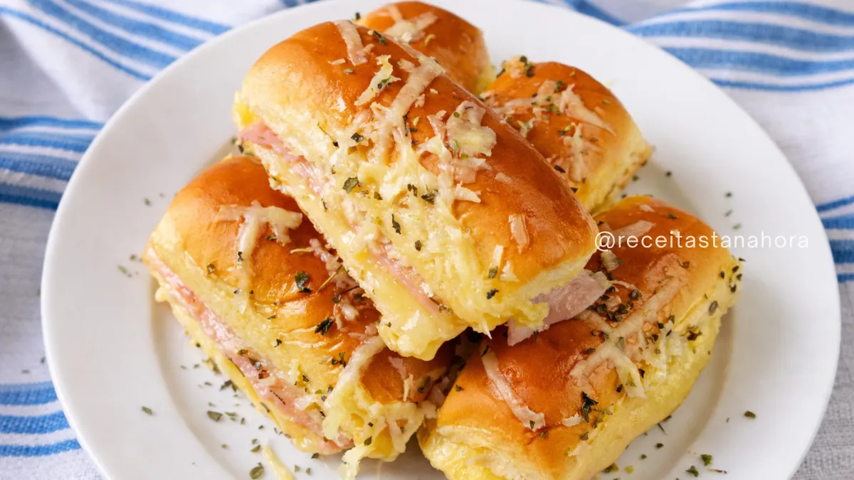 mini misto quente de bisnaguinha com queijo derretido e presunto