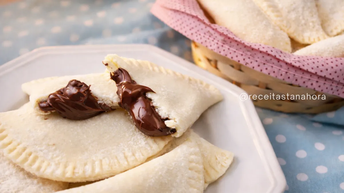 pastel de leite ninho com nutella modelado e polvilhado com leite em pó