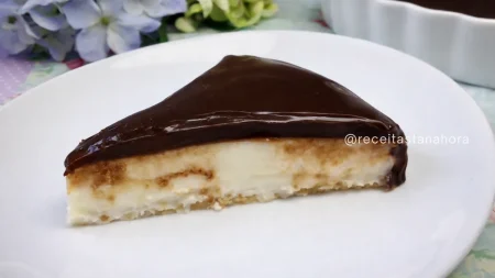 Torta de bolacha de chocolate com ganache cremosa