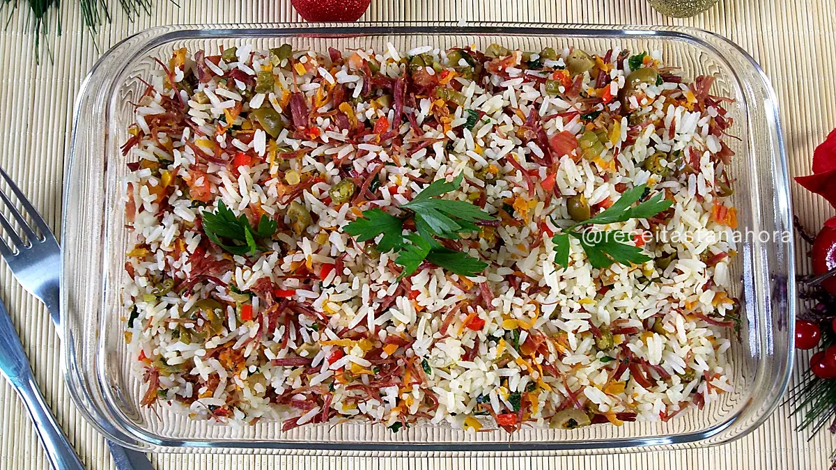 arroz de natal colorido com legumes e carne seca