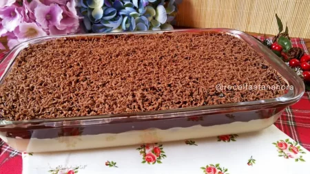 Bombom de travessa com uvas e ganache: Sobremesa cremosa e fácil