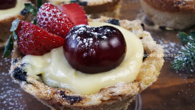 cestinha de panetone com frutas e creme de baunilha