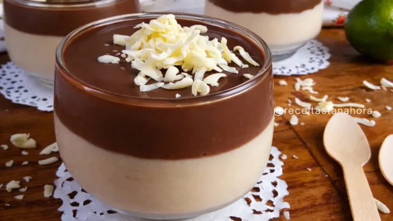 mousse de limão com cobertura de chocolate em tacinhas