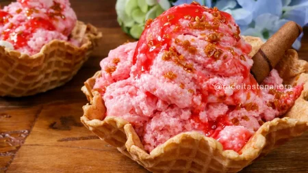 Sorvete de gelatina de morango cremoso e fácil