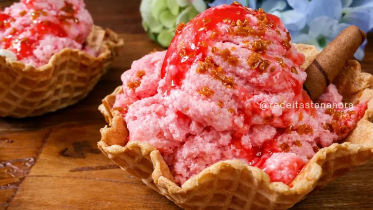 sorvete de gelatina de morango cremoso servido em taça