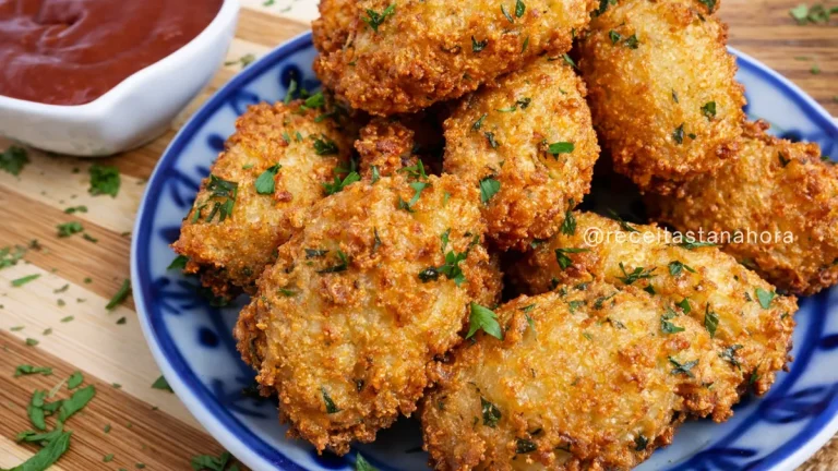 bolinho de arroz crocante dourado por fora e macio por dentro