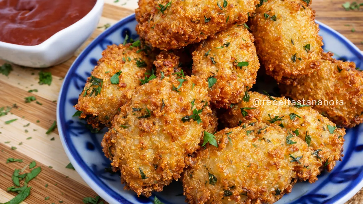 bolinho de arroz crocante dourado por fora e macio por dentro