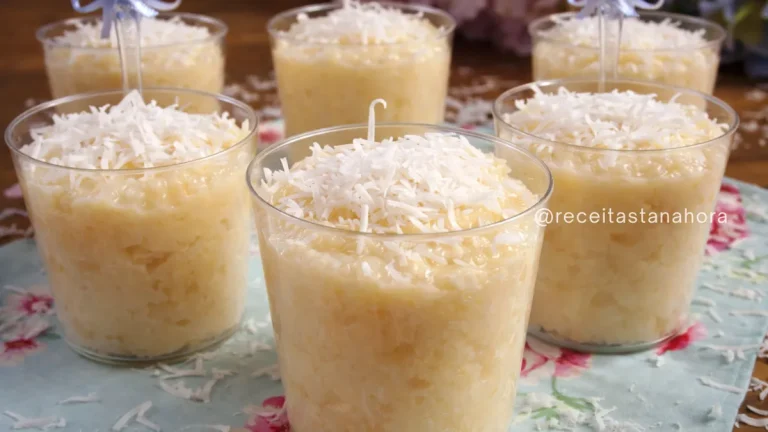 cocada cremosa de leite ninho servida em copinho com coco ralado