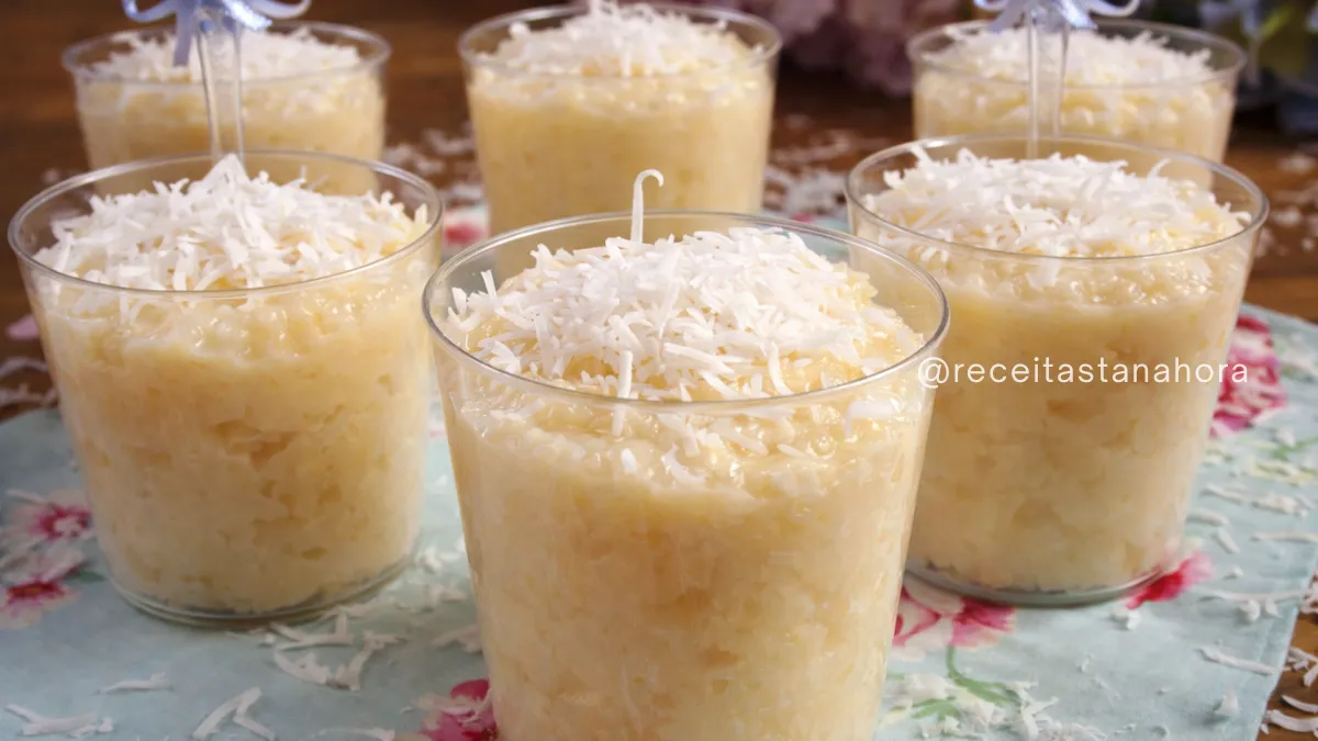 cocada cremosa de leite ninho servida em copinho com coco ralado