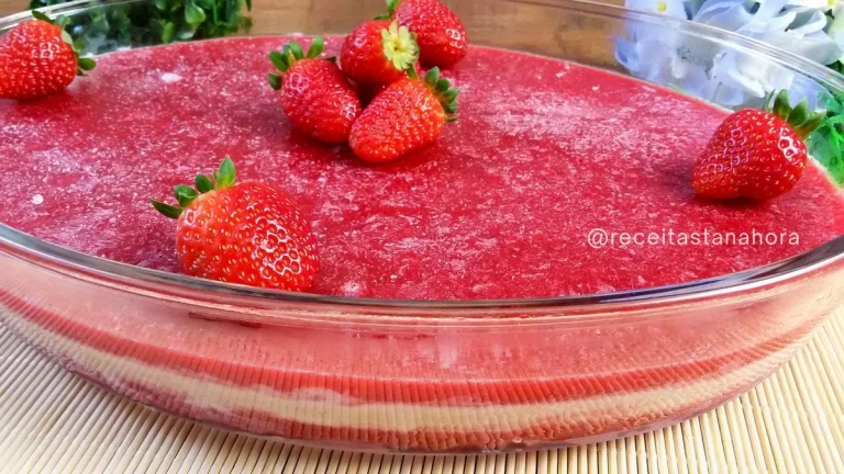 paleta mexicana na travessa com camadas de morango e leite condensado