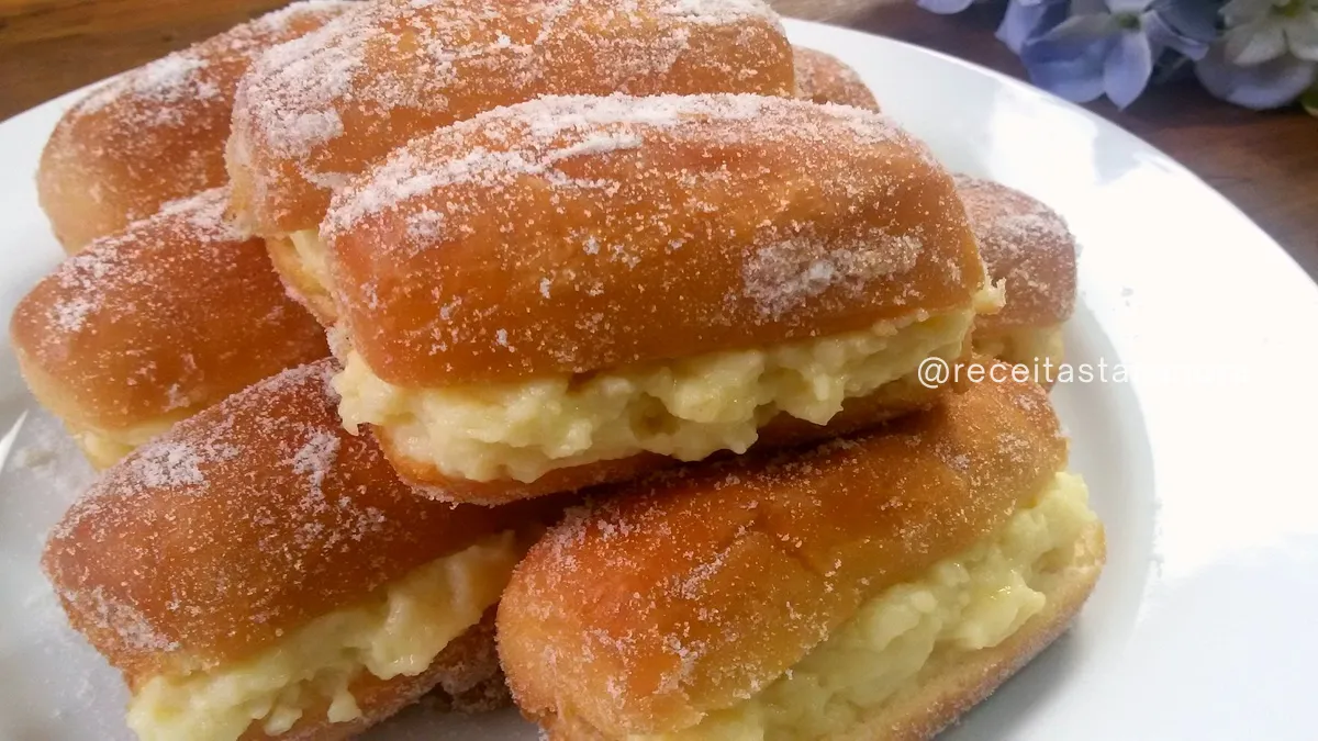 sonho de bisnaguinha frito dourado recheado com creme