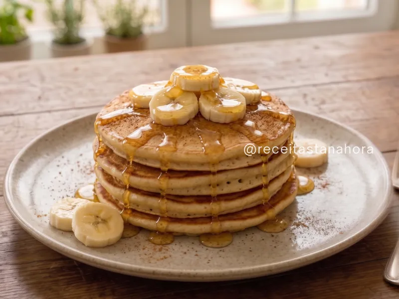 panqueca de banana dourada na frigideira