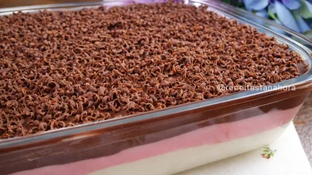 Torta de bolacha napolitana com creme em três camadas