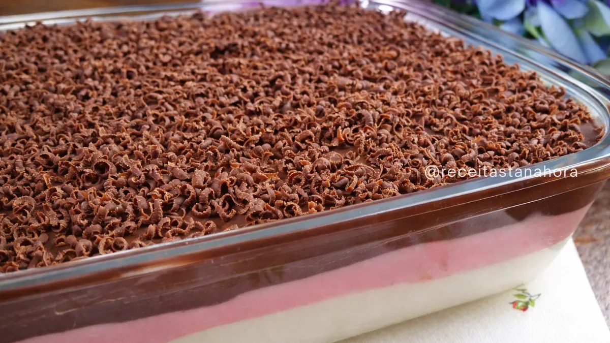torta de bolacha napolitana com camadas de chocolate, morango e baunilha