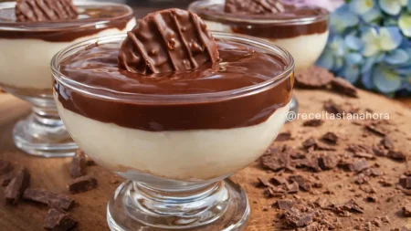 Torta holandesa no copinho com camadas de chocolate e creme suave