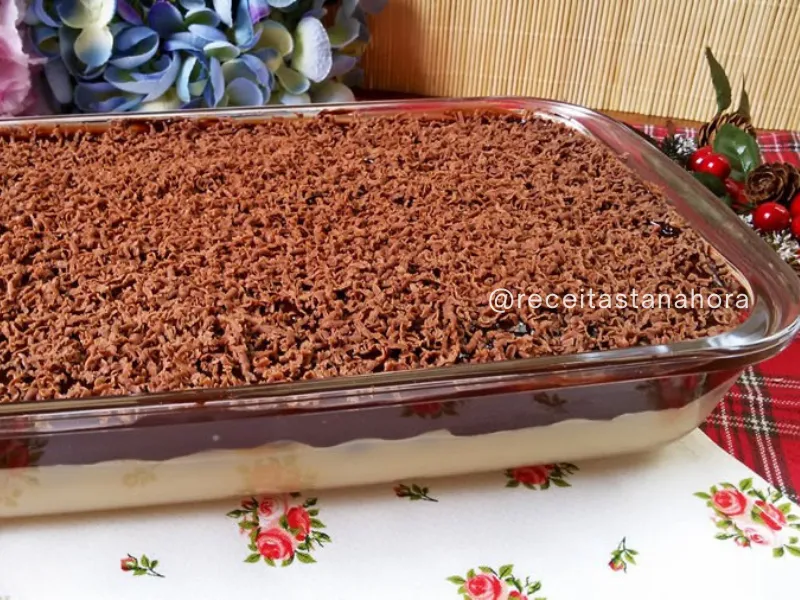bombom de uva na travessa com creme branco, ganache de chocolate e raspas de chocolate por cima