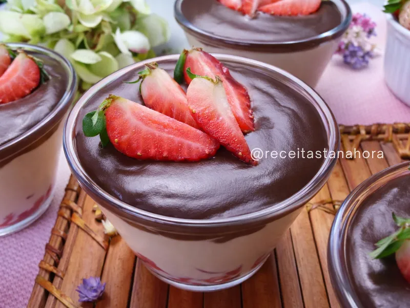 sobremesa bombom cremoso de morango no copo com ganache de chocolate e morangos frescos