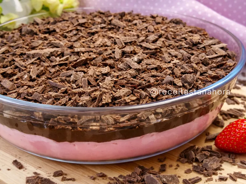sobremesa doce tentação com creme de morango, ganache e raspas de chocolate em travessa de vidro