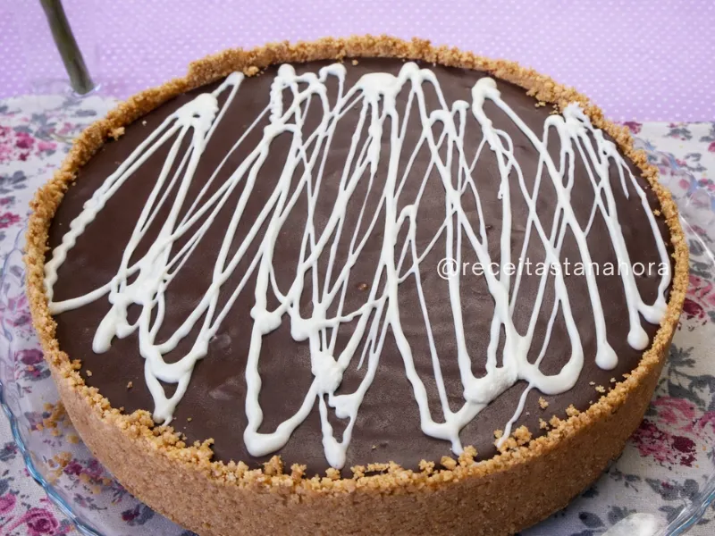 torta cremosa de leite Ninho com cobertura de ganache de chocolate e base crocante de biscoito