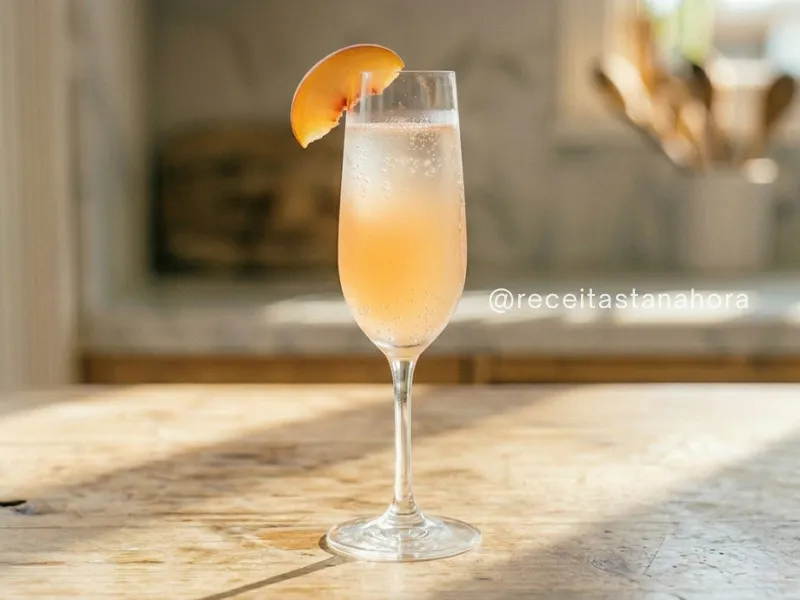 10 drinks para o carnaval bellini de pêssego com espumante servido gelado