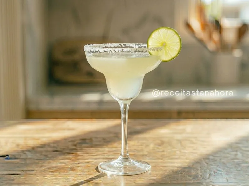 margarita clássica com borda de sal e limão em taça