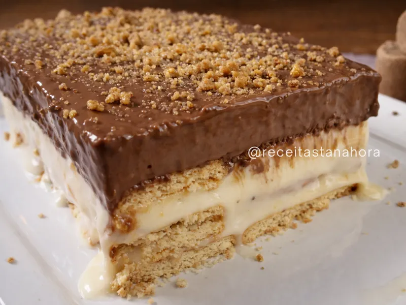 sobremesa de biscoito gelado com leite condensado em camadas