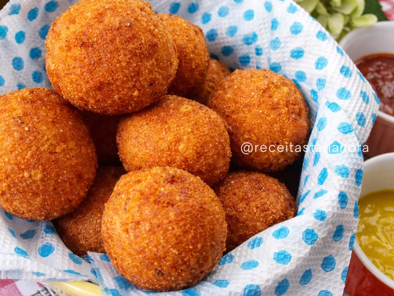 bolinhas de queijo simples feitas com crianças em casa