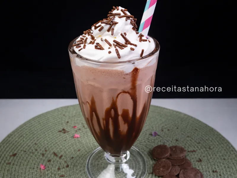 milk shake de chocolate cremoso servido em copo