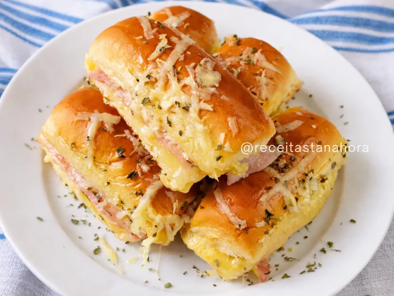 mini misto quente de bisnaguinha fácil para lanche com crianças
