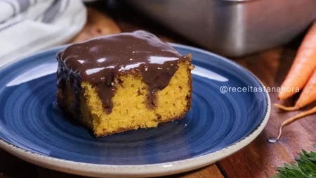 Bolo de cenoura com brigadeiro fofinho e com cobertura cremosa