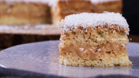 Bolo de coco com doce de leite molhadinho e super cremoso