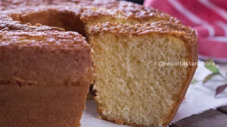 Bolo de iogurte fofinho de liquidificador fácil e perfeito para o dia a dia