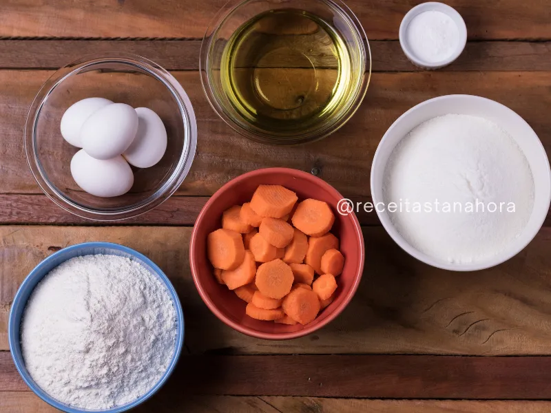 ingredientes para bolo de cenoura